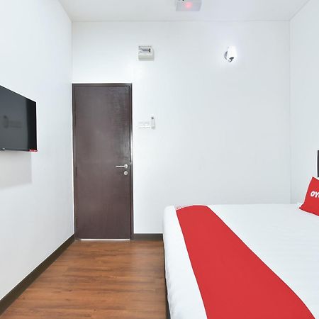 Oyo 90869 Hotel Madeena Inn セパン エクステリア 写真