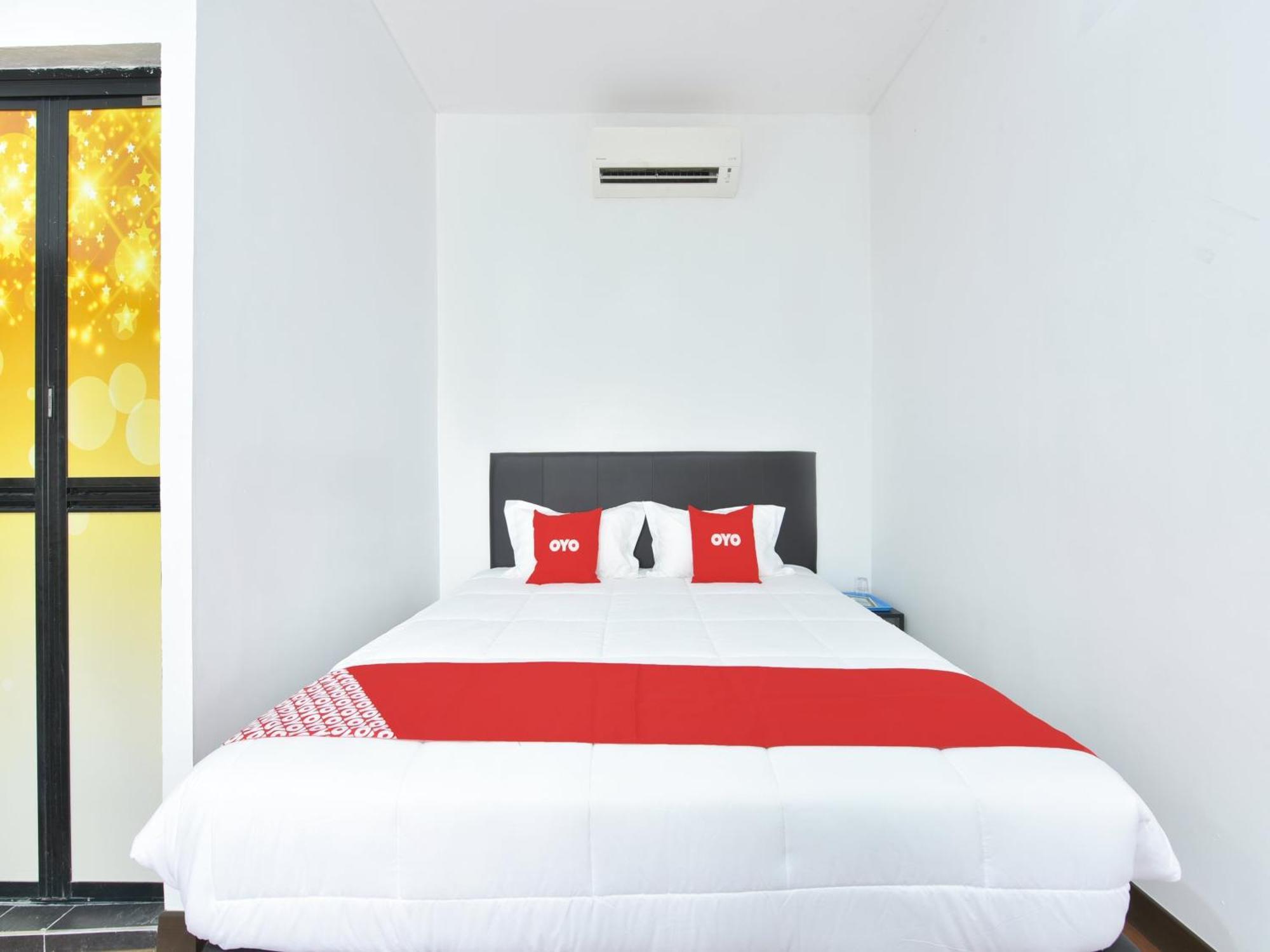 Oyo 90869 Hotel Madeena Inn セパン エクステリア 写真