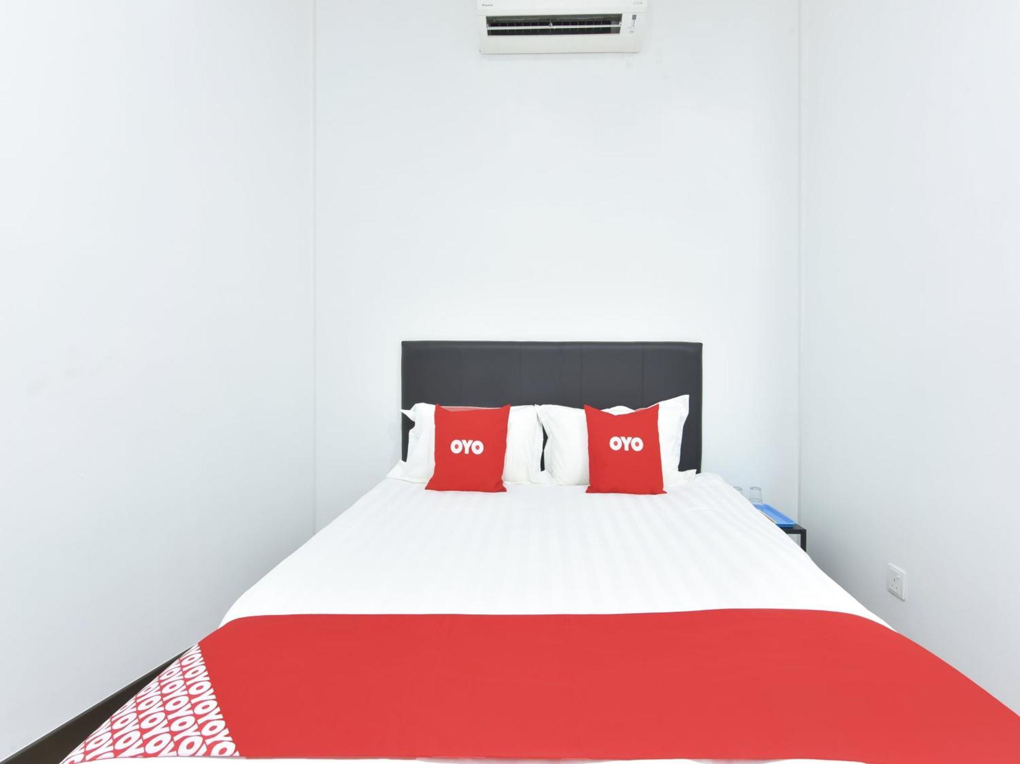 Oyo 90869 Hotel Madeena Inn セパン エクステリア 写真