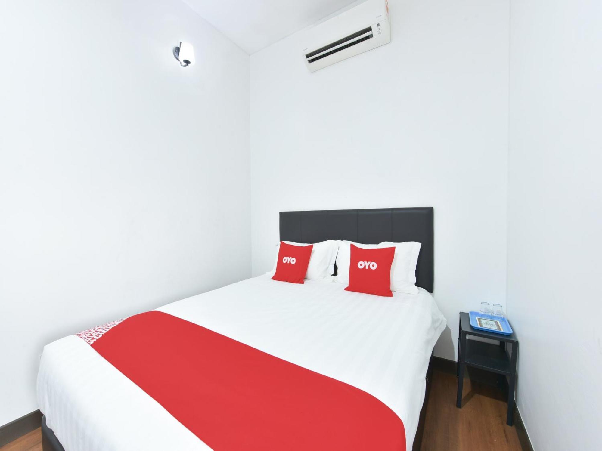 Oyo 90869 Hotel Madeena Inn セパン エクステリア 写真