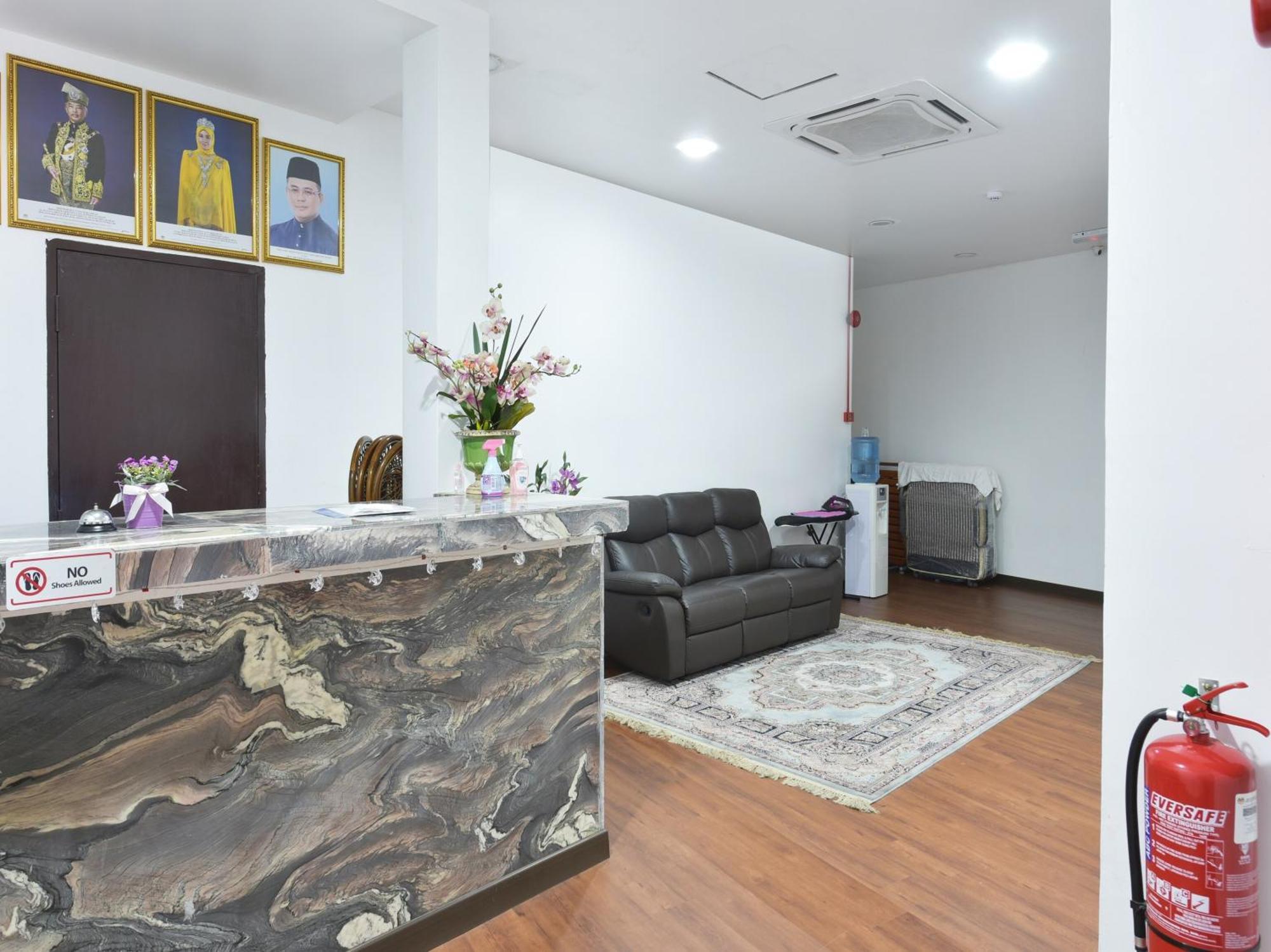 Oyo 90869 Hotel Madeena Inn セパン エクステリア 写真