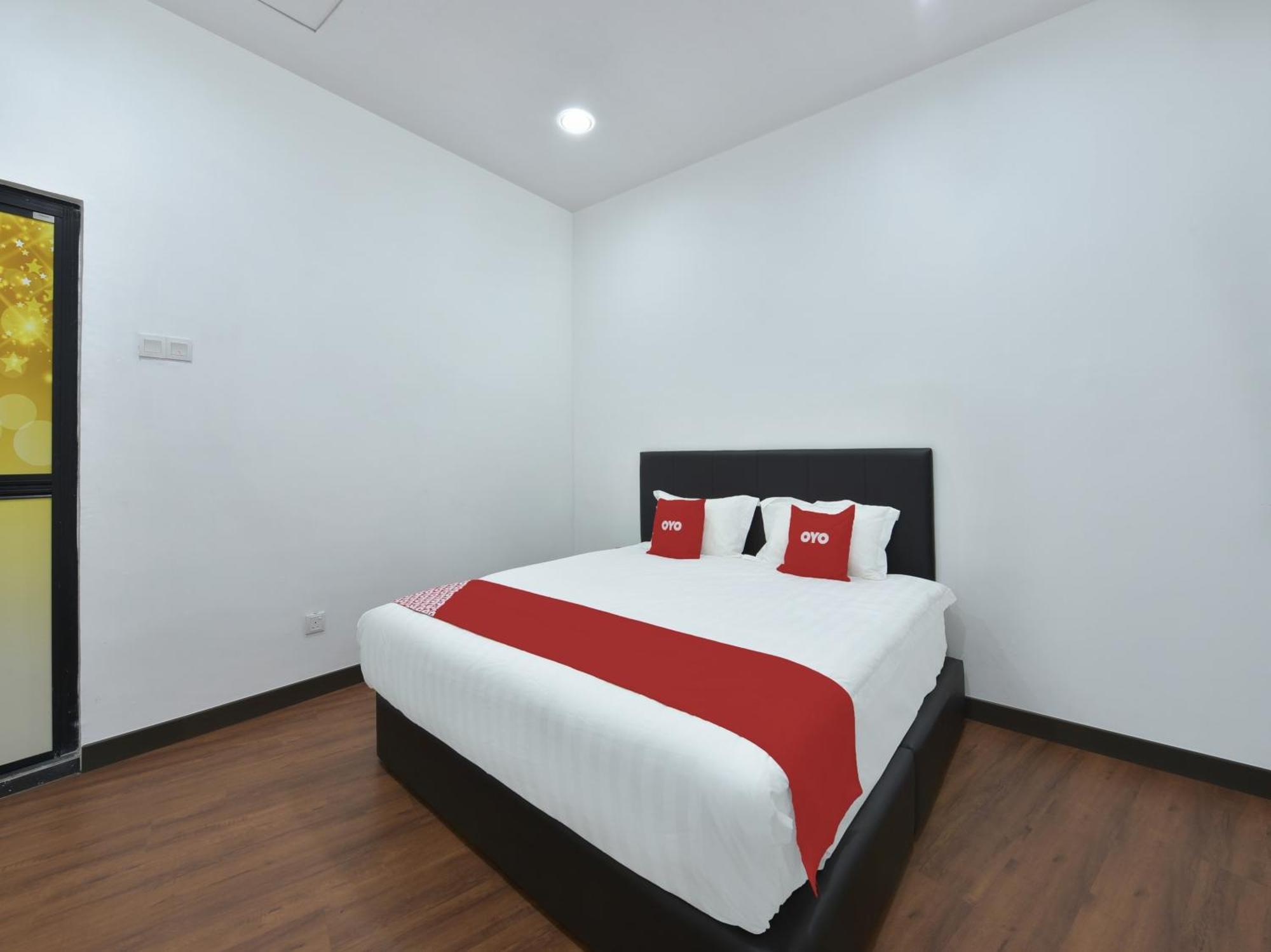 Oyo 90869 Hotel Madeena Inn セパン エクステリア 写真