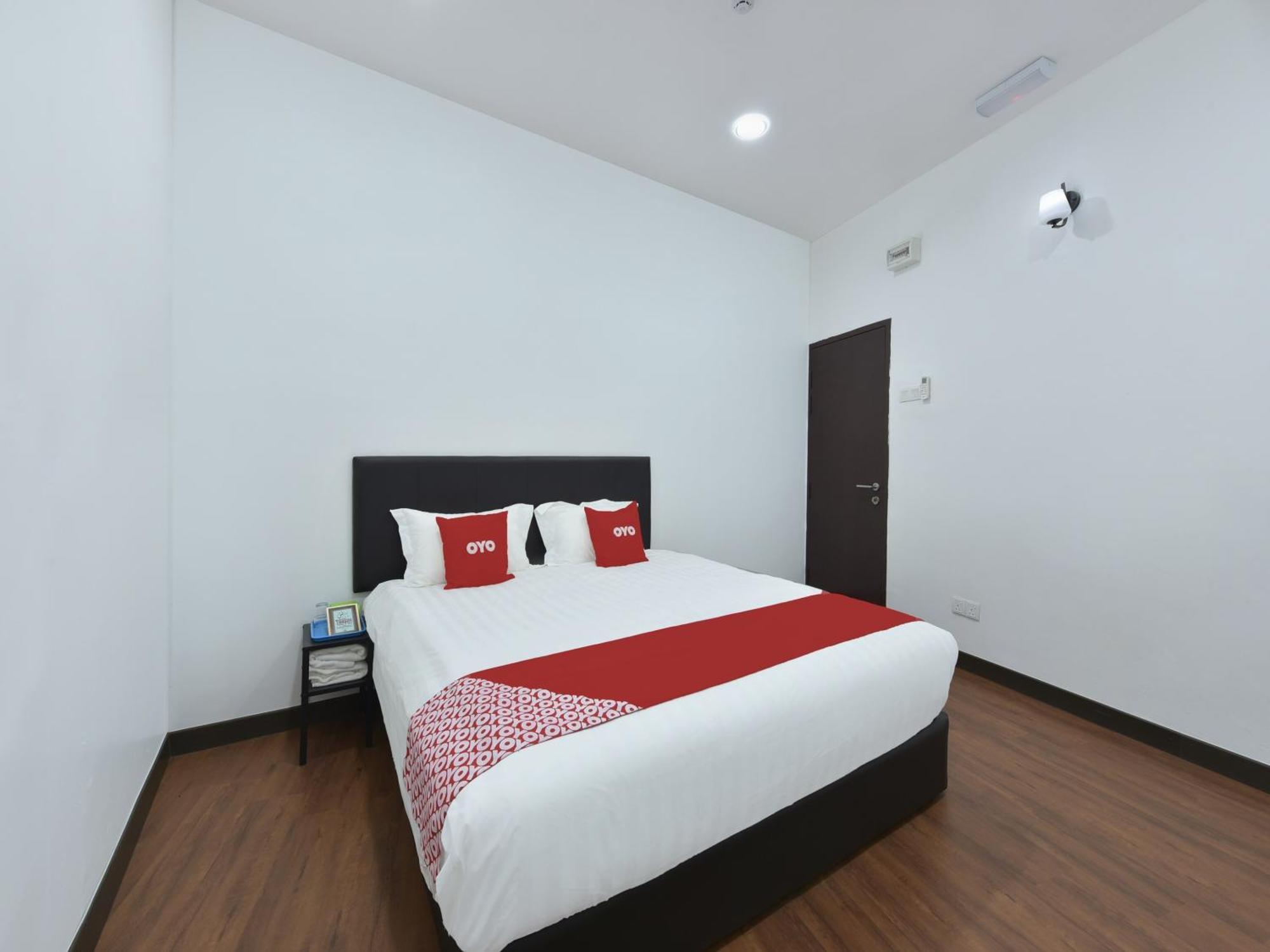 Oyo 90869 Hotel Madeena Inn セパン エクステリア 写真