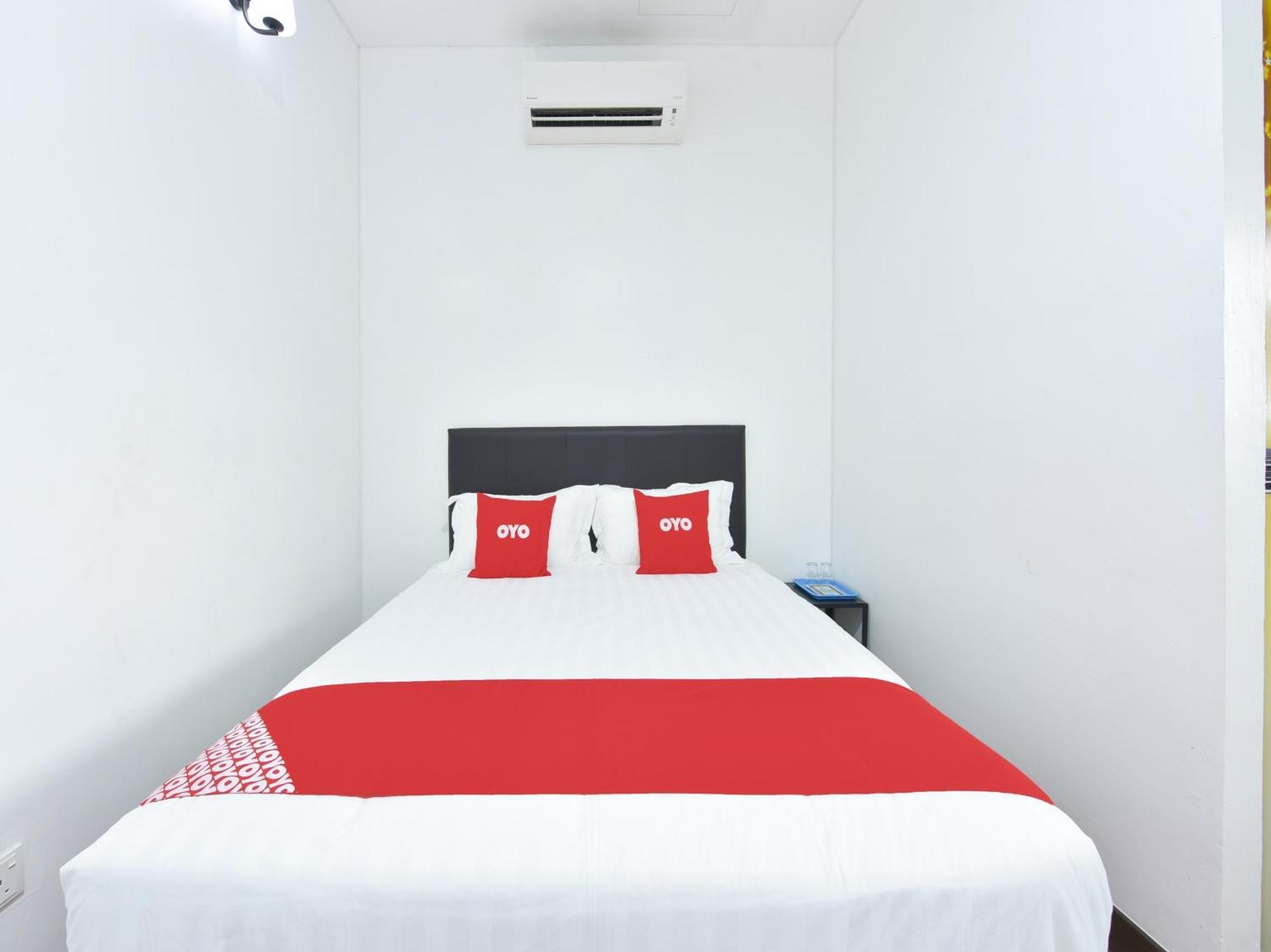 Oyo 90869 Hotel Madeena Inn セパン エクステリア 写真
