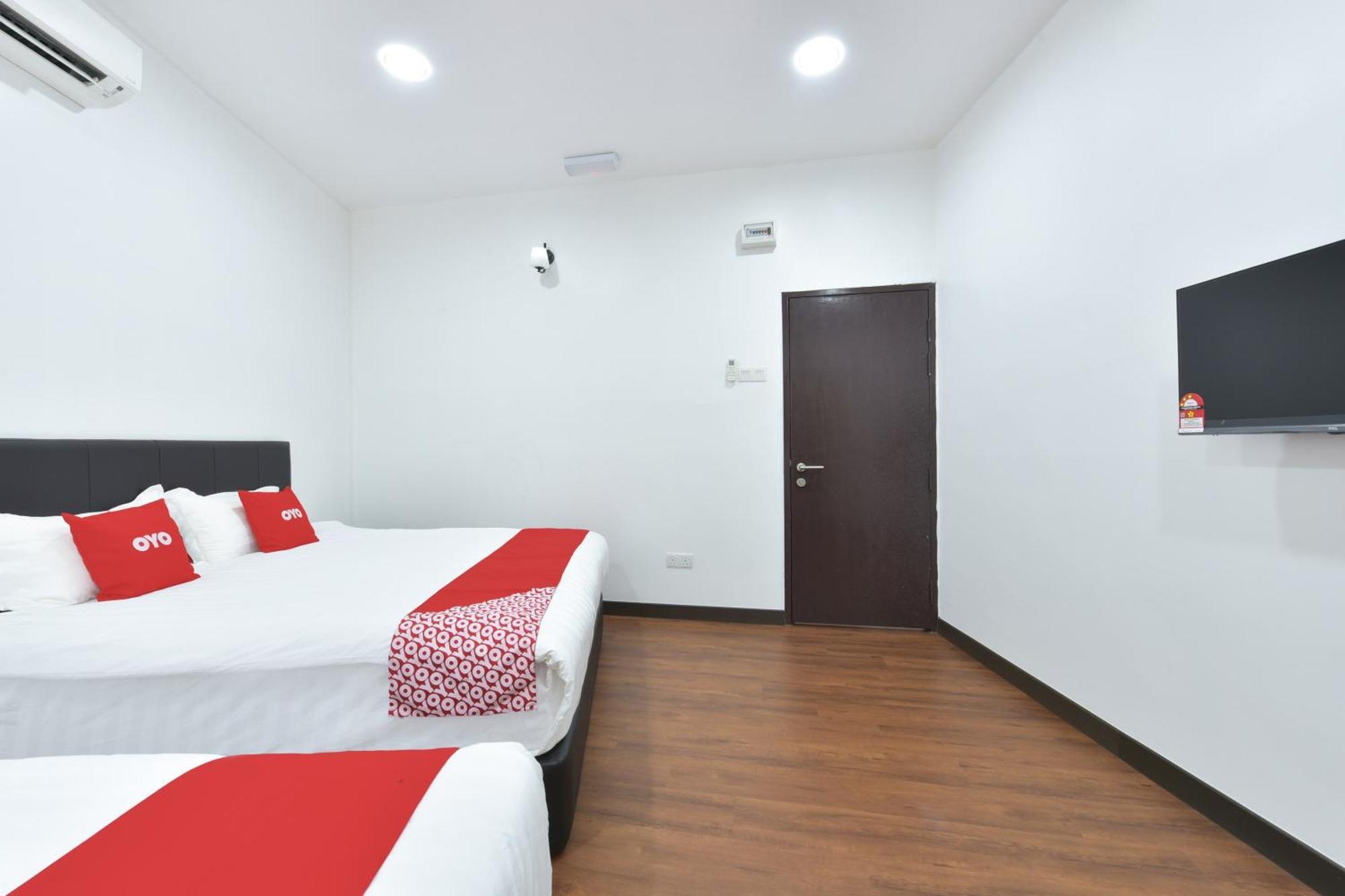 Oyo 90869 Hotel Madeena Inn セパン エクステリア 写真