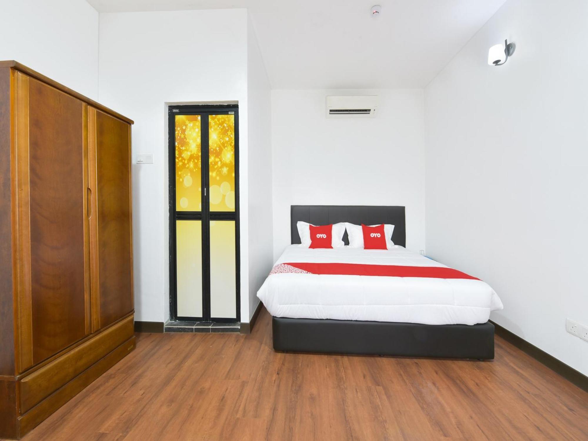 Oyo 90869 Hotel Madeena Inn セパン エクステリア 写真